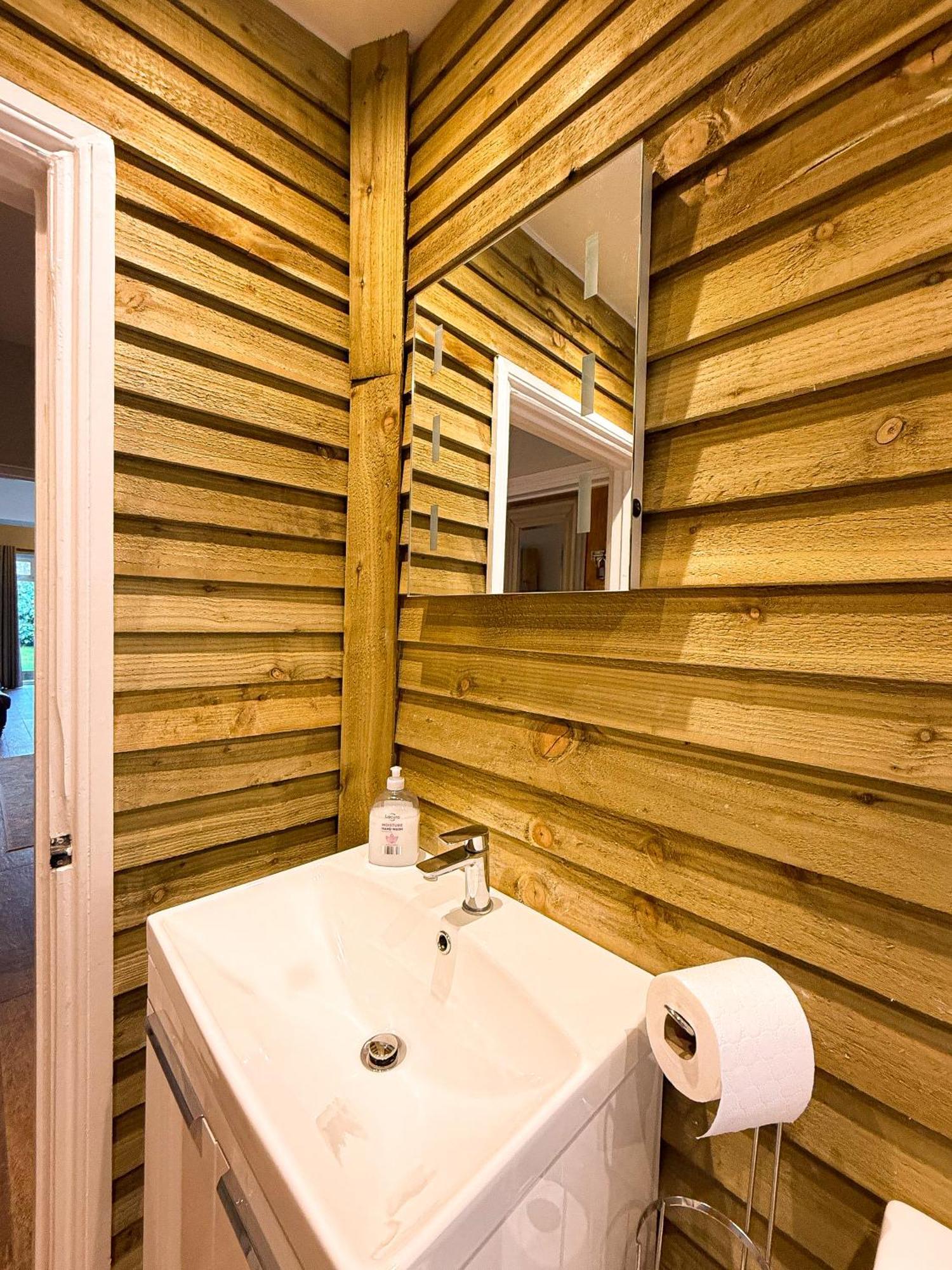 Вилла Beautiful Cotswold Couples Retreat Буртон-он-те-Уотер Экстерьер фото